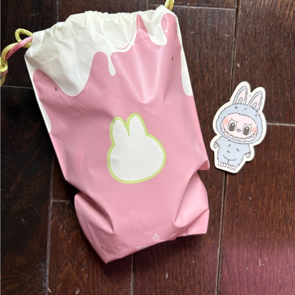 Exciting Macaron LABUBU sea salt coconut - Picture 2 of 5